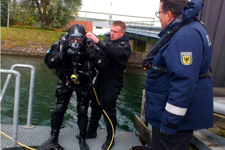 И, конечно же, сразу же закрепили знания на практике с применением водолазного снаряжения Федеральной полиции Германии